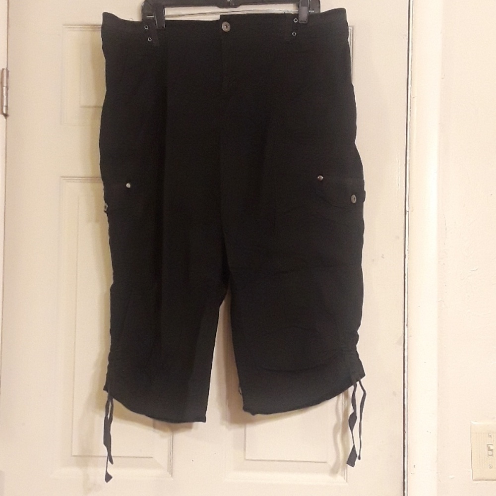 Black cargo capris B1G1 = or <
